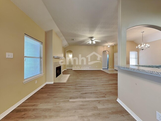 Foto del edificio - 7819 Niki's Crossing