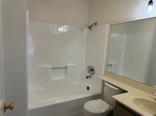 Building Photo - 219 E Maple St