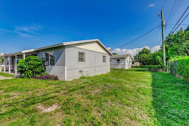 Foto del edificio - 451 Silver Beach Rd