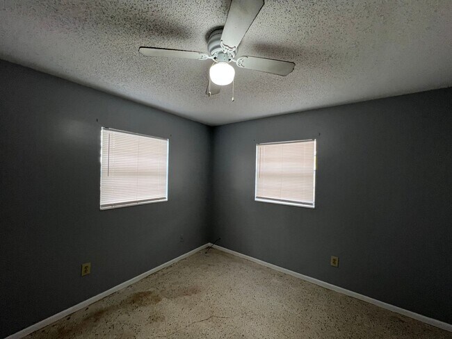 Building Photo - 2/1 Duplex