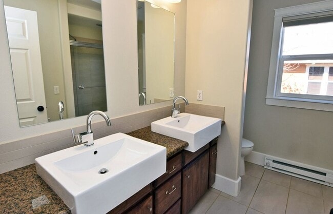 Building Photo - Updated 2br/1ba Bungalow with Garage & Ful...