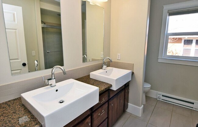 Foto del edificio - Updated 2br/1ba Bungalow with Garage & Ful...