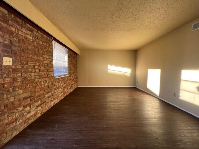 Foto del edificio - 400 N Campbell Dr