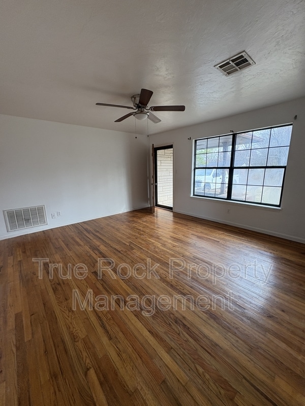 Building Photo - 403 N Hillcrest Ave