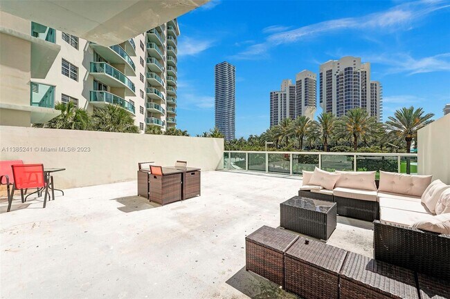 Foto del edificio - 19370 Collins Ave