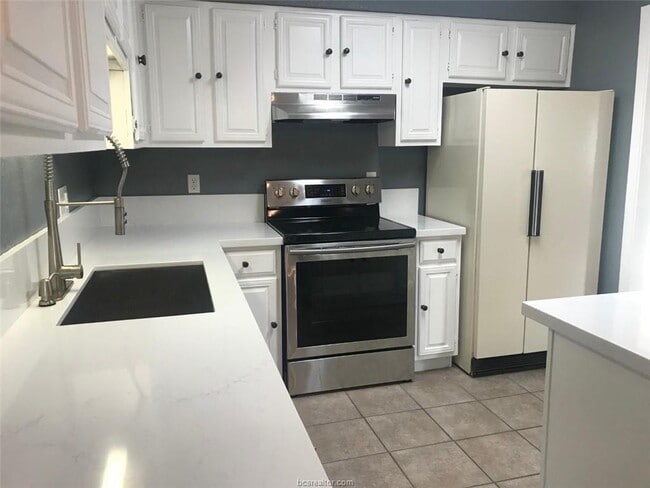 Building Photo - 4024 Woodcrest Dr
