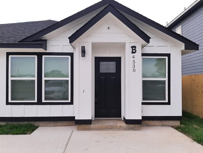 Building Photo - 4530 Mayflower St