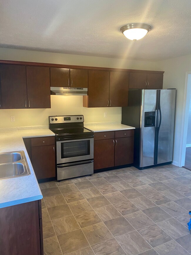 Kitchen with stainless and under cabinet lighting - 568 Cedar Valley Dr