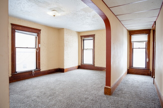 Building Photo - 33 W Main St