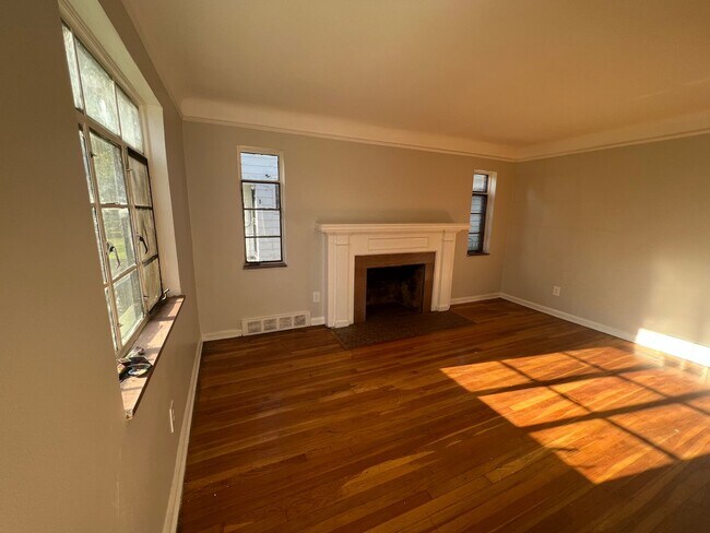 Foto del edificio - Beautiful 3 Bed, 2 Bath Brick Bungalow wit...