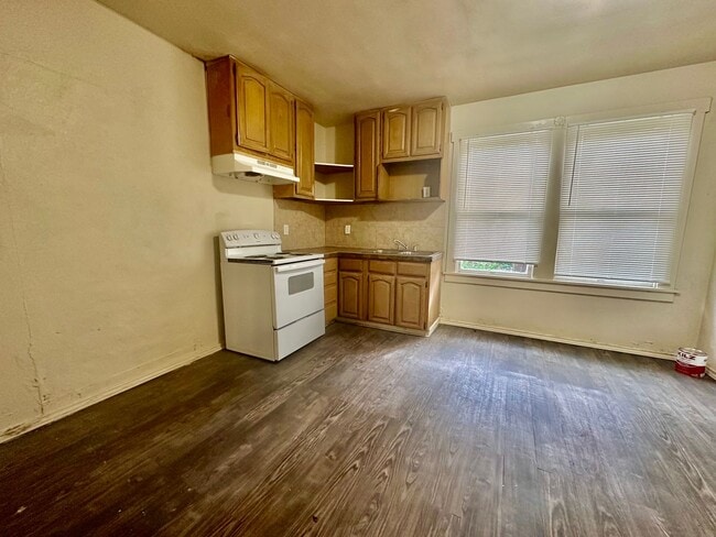 Photo - SEPTEMBER  HALF OFF First Month Rent .Stud... House