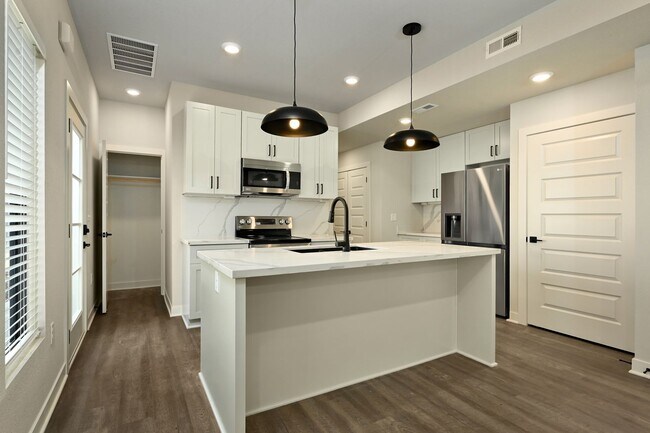 Foto del edificio - Three Bedroom Townhome with Large Unfinish...