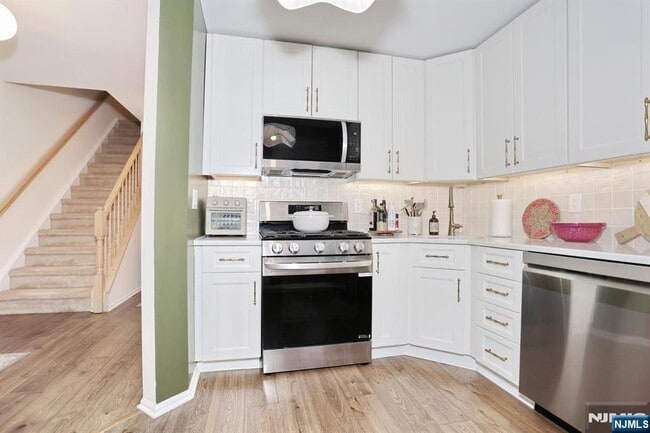 Building Photo - 2051 Charles