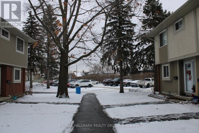 Building Photo - 457 Moodie Dr