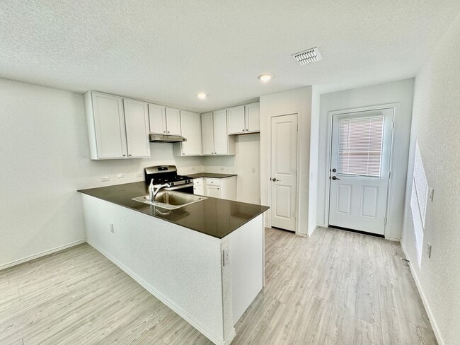 Foto del edificio - New Construction ~ Great Location ~ Conven...