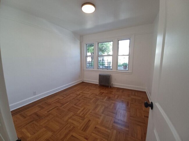 Foto del edificio - 3 bedroom in Woodside NY 11377