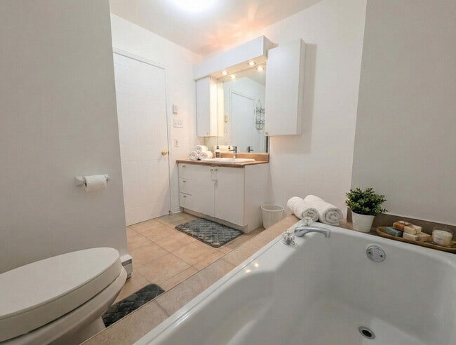 Building Photo - 4595 Rue L'Écuyer