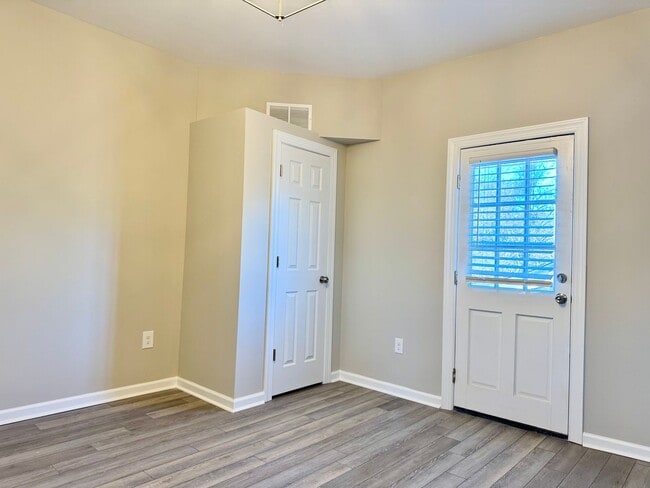 Building Photo - 218 College St