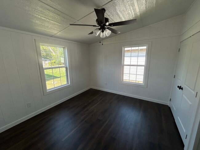 Foto del edificio - 305 W Broadway Ave