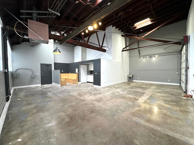 Building Photo - 811