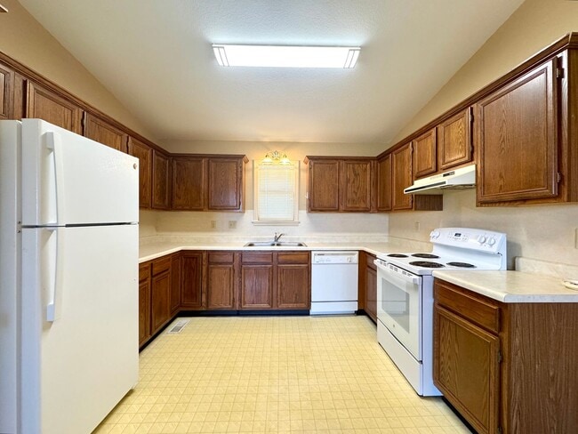 Building Photo - 2 Bed • 2 Bath • Overlooking the White River
