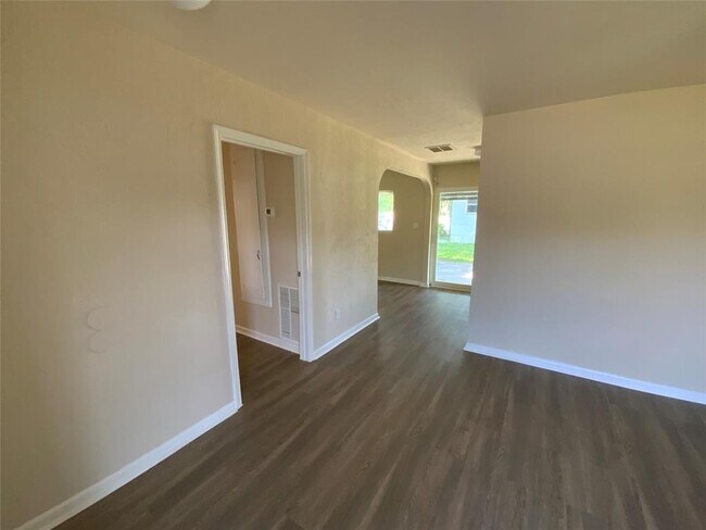 Building Photo - 414 Branding Iron Ln