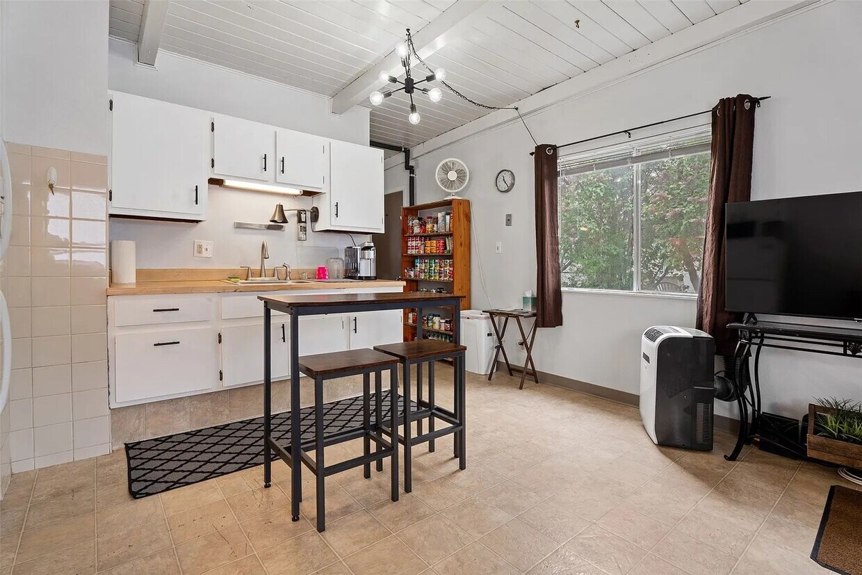 Foto principal - 3220 Clark St