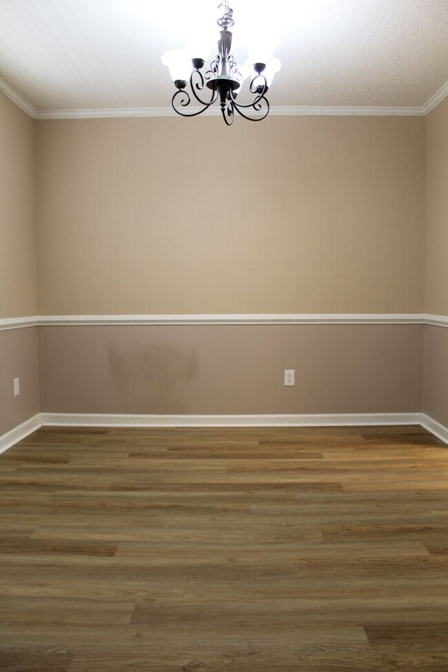 Building Photo - Aarons Place