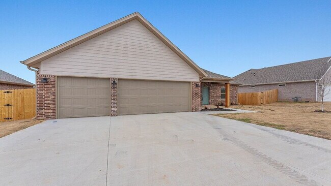 Foto del edificio - "Charming 3-Bedroom Retreat with Granite Elegance & Cozy Fireplace in Farmington!"