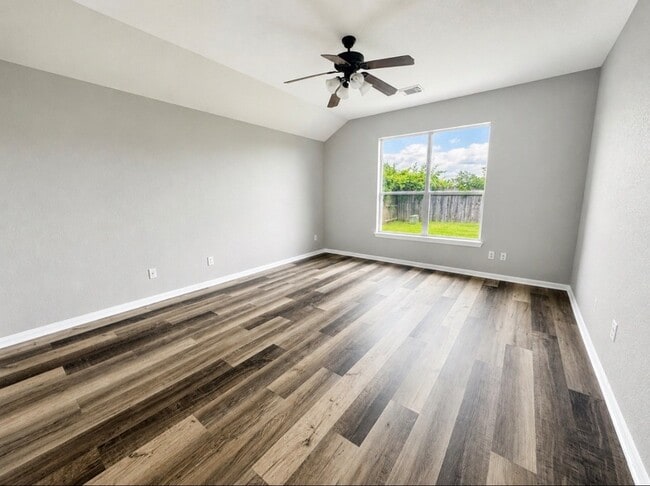 Photo - 810 Hollyhock Dr House