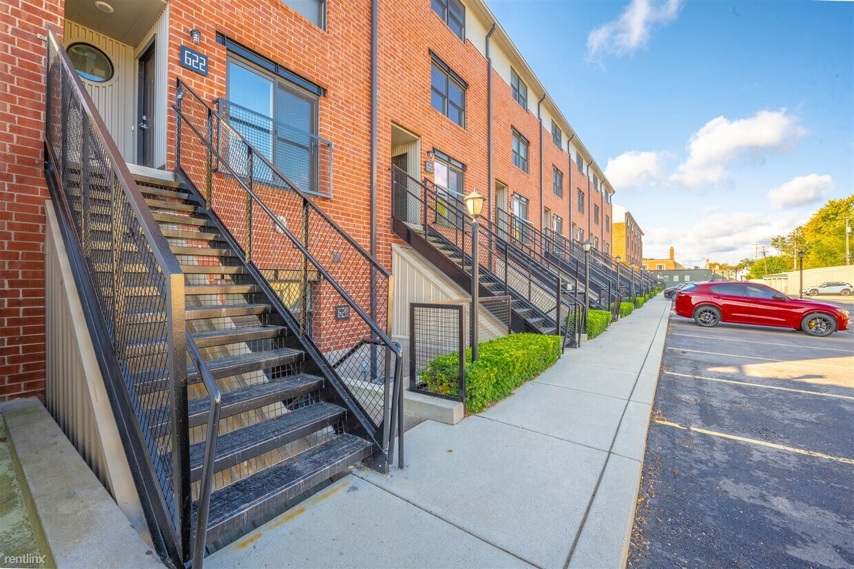 2 br, 2.5 bath Townhome 622 W 11 Mile Rd... Townhome Rentals in