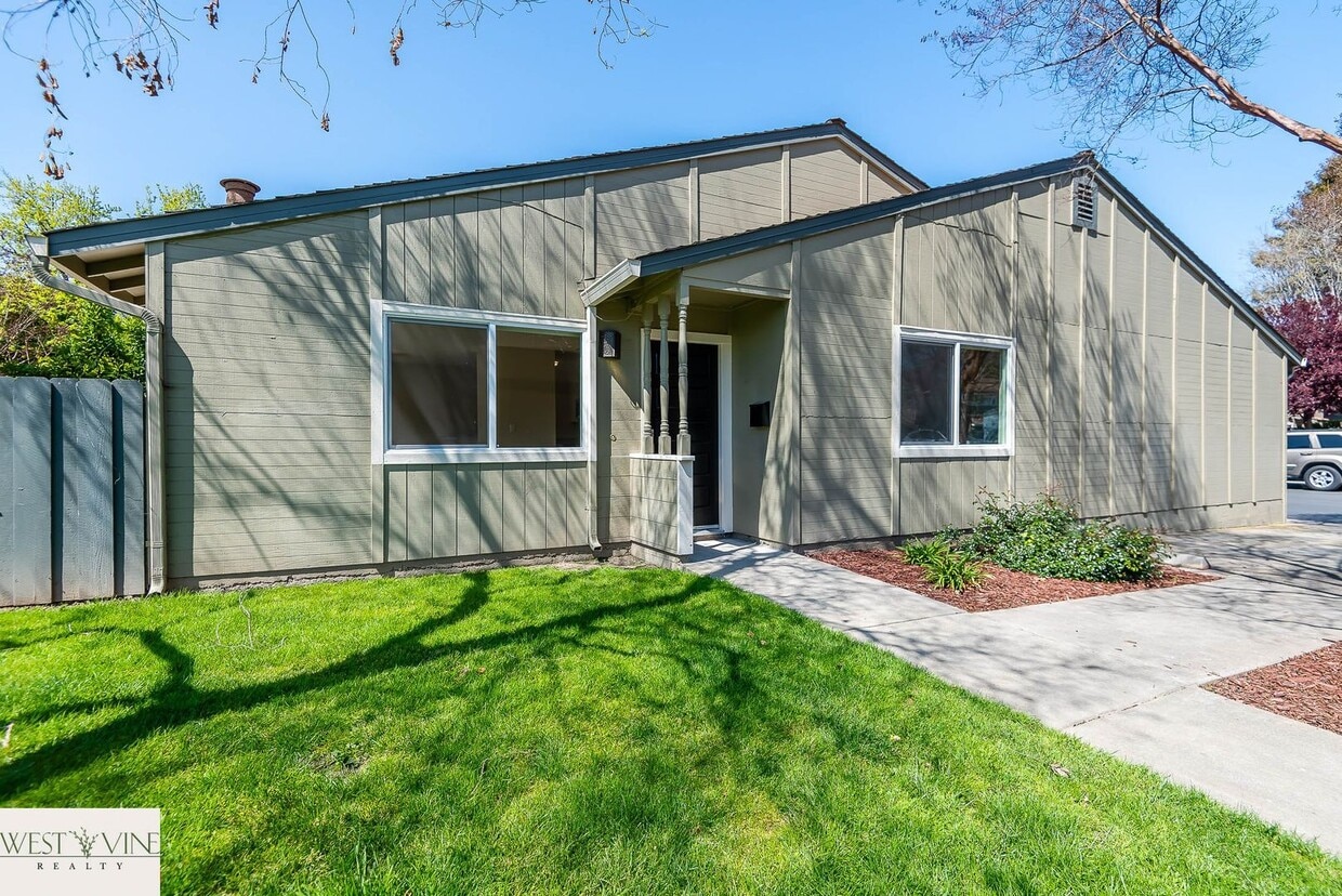 Primary Photo - Beautiful 2 Bedroom Condo | Attached Garage | Washer/Dryer