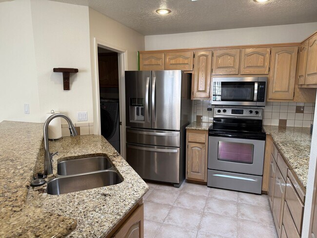 Foto del edificio - Desirable 3 Bed 2 Bath 2 Car Garage