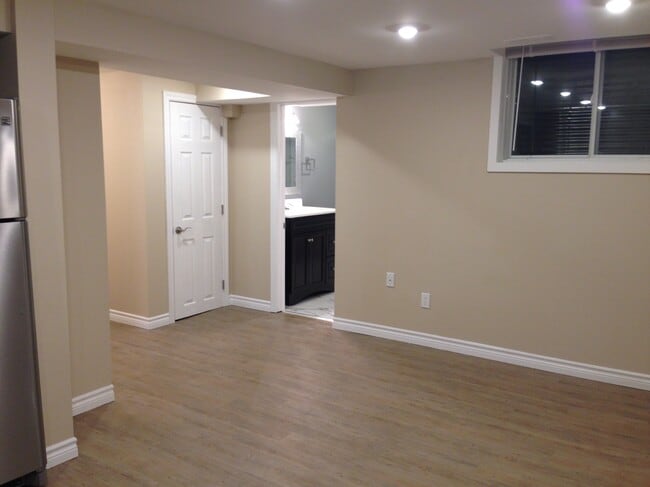 Building Photo - 713 Greenbriar Dr