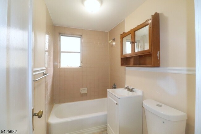 Foto del edificio - 592 Sherman Ave