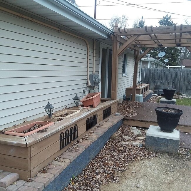 flower pots - 2383 Balsam Way