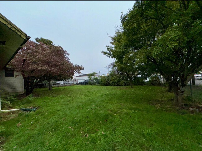 Foto del edificio - Vintage Living In Montavilla~ Front Porch~ Unfinished Basement~ Large Fully Fenced Yard