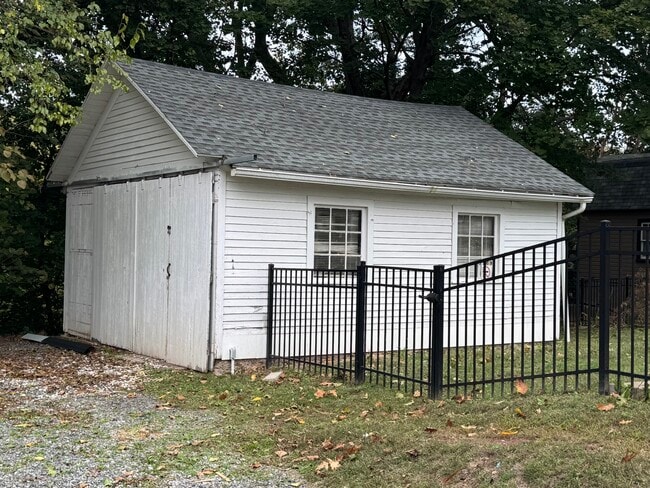 detached garage - 205 Fair St