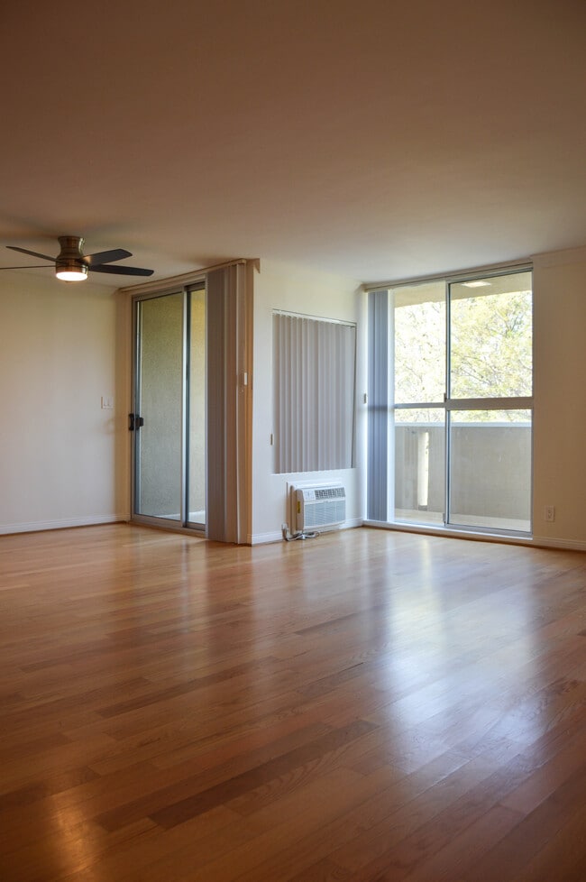 Building Photo - 616 N Flores St