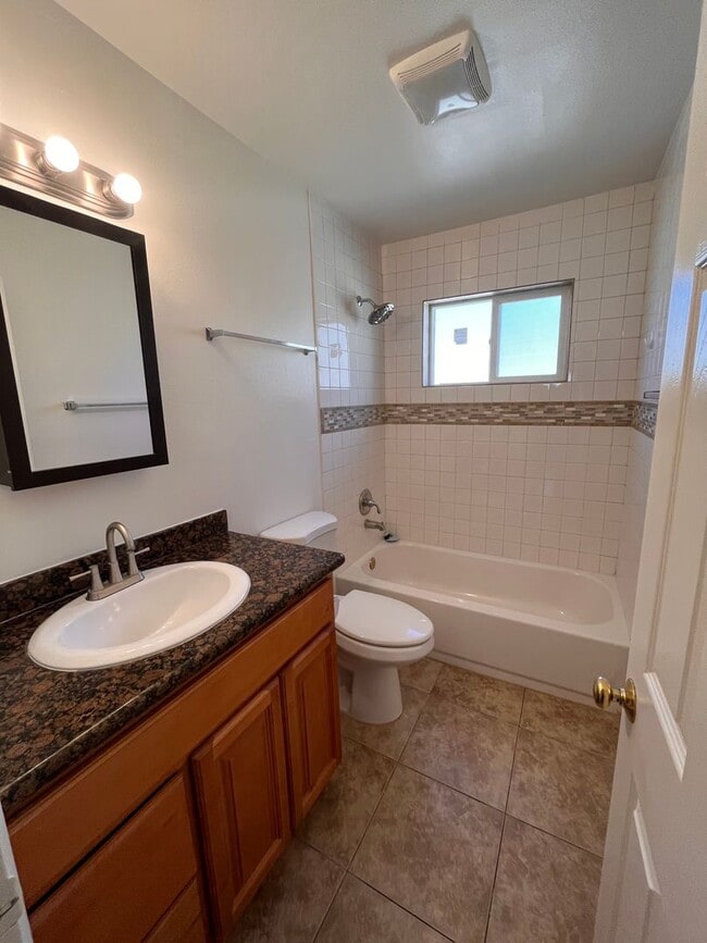 Foto del edificio - AVAILABLE NOW