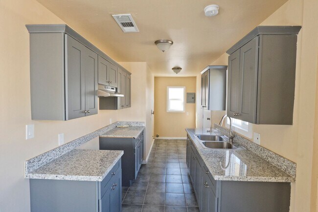 Foto del edificio - 322 Woodrow Ave