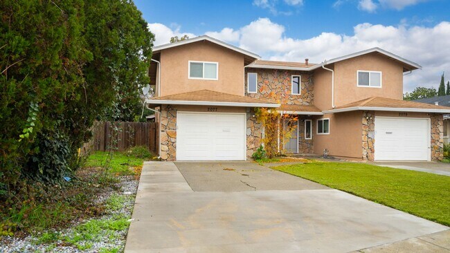 Foto del edificio - 2 STORY DUPLEX LOCATED IN FAIRFIELD