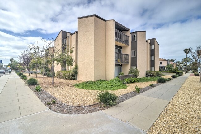 Building Photo - 4820 Cass St