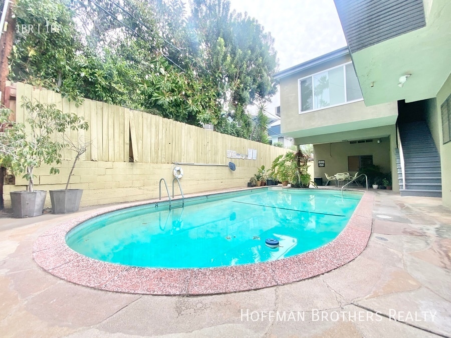 Primary Photo - 8231 De Longpre Ave