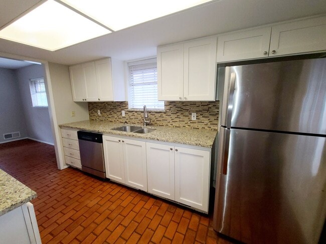 Building Photo - 3/2.5 Duplex in North Dallas