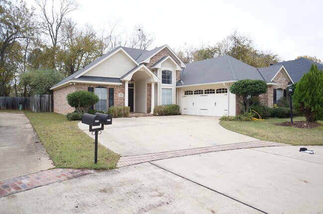 Building Photo - Gated Community 3/2 1581 sq.ft. 1050 Azale...