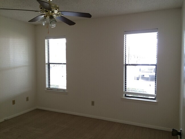 Foto del edificio - FEEL AT HOME AT LAKE SHORE VILLAS APARTMEN...