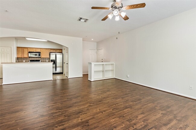 Building Photo - 6607 Lake Woodlands Dr