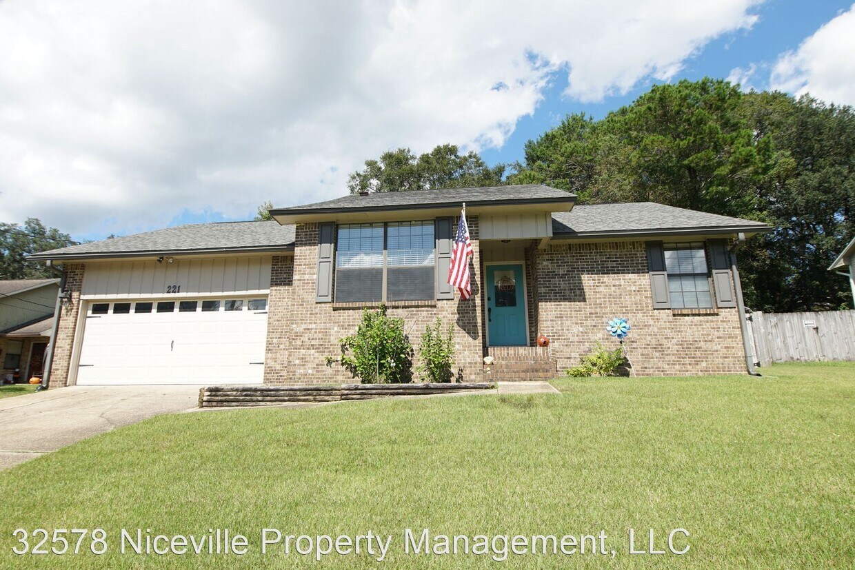 Primary Photo - 3 br, 2 bath House - 221 Karen Ct