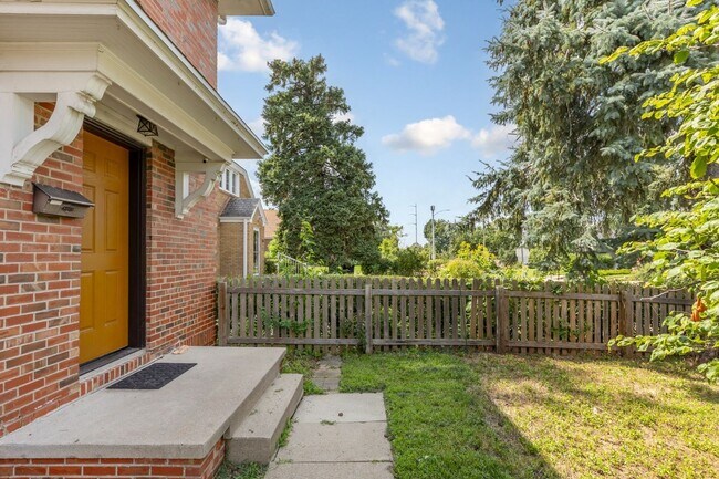 Foto del edificio - Charming 4 Bed, 2 Bath Home Steps from Elmwood Park